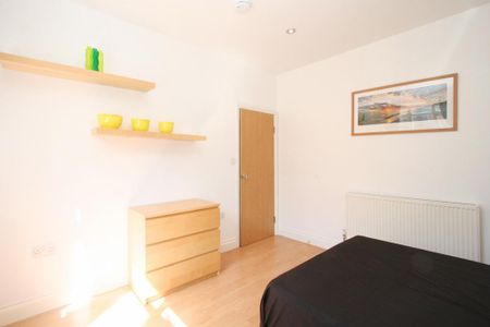 1 bedroom in a house share to rent - Photo 3