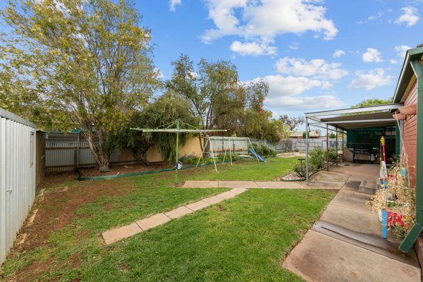 3 BEDROOM FAMILY HOME - Photo 1