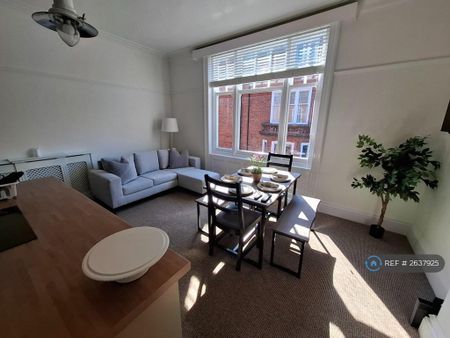 1 bedroom in a flat share to rent - Photo 3