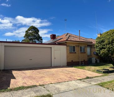 Spacious 3-Bedroom Home with Unmatched Garage Space&excl; - Photo 3