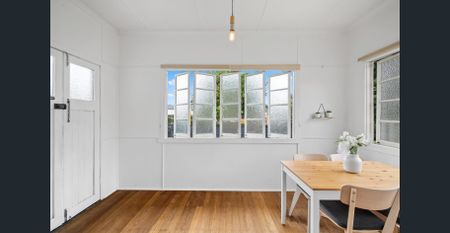 Charming Cottage Home - Photo 3