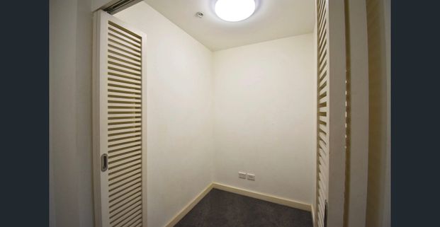 FOR LEASE – Modern Split-Level 2 Bedroom Apartment in Prime Wolli Creek Location lEVEL 5/2 Brodie Spark Drive, Wolli Creek - Photo 1