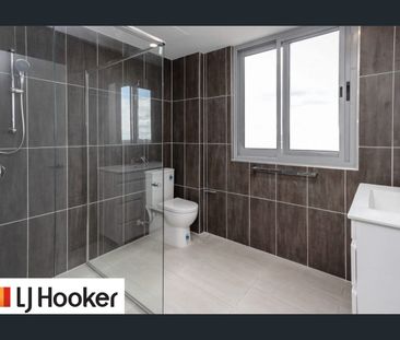 STUNNING 1 BED APARTMENT IN HEART OF CBD - Photo 3