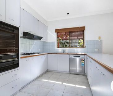LOVELY FAMILY HOME IN QUIET COURT LOCATION! - Photo 6