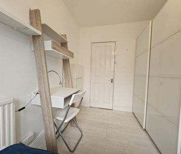 1 bedroom in a flat share to rent - Photo 5