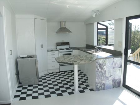 Hokio Beach - 3 Bedrooms - Photo 2