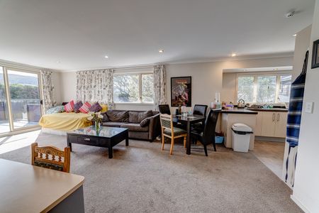 Spacious 2-Bedroom Apartment - Photo 2