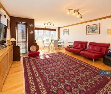 3 bedroom flat to rent - Photo 4