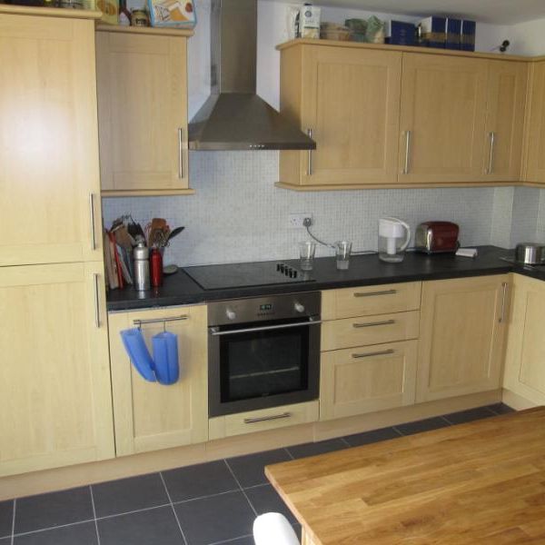 Clandon Avenue, Egham, Surrey, TW20 8LP - Photo 1