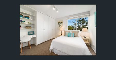 Private townhouse with own street entry, harbour vistas and wrap around courtyard - Photo 4