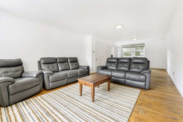 A well-presented two bedroom flat within the Nightingale Triangle, moments from Clapham Common and Clapham South tube station with off-street parking. - Photo 1