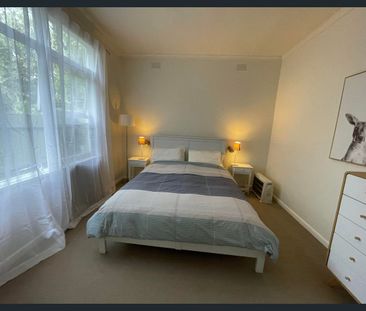Old Point Lonsdale Awaits; FULLY FURNISHED, AVAIL. UNTIL MID-DECEMBER - Photo 3