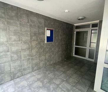 Modernisierte 2,5-Zimmer-Wohnung mit Balkon, neuem Bad undLaminat - Photo 2