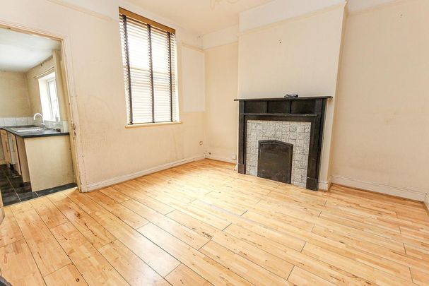 4 bedroom end of terrace house to rent - Photo 1