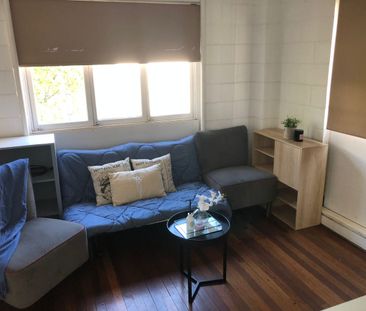 Older style spacious one bedroom flat - Photo 1