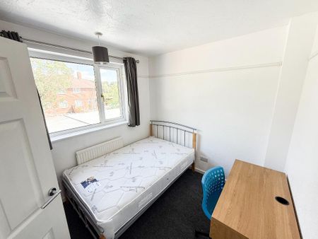 6 bedroom detached house to rent - Photo 2