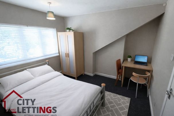 5 Bedroom Mid Terraced House - Photo 1