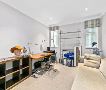 3 bedroom flat in Richmond - Photo 3