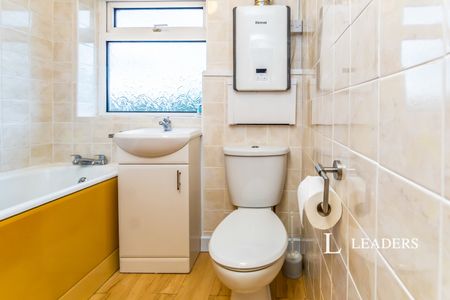 2 bedroom house to rent Mill Lane, Chatham, ME5 - Photo 3