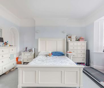 Spacious three bedroom flat in charming period conversion - Photo 4