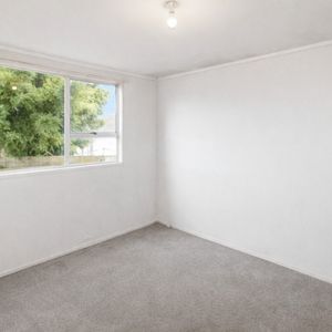 Inviting three bedroom home with open plan living in Papatoetoe! - Photo 2