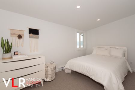 House in North Vancouver, BC - Photo 4