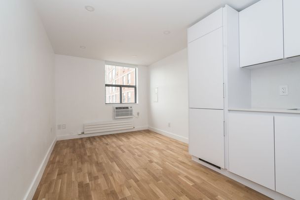 798 Richmond Street West - Photo 1