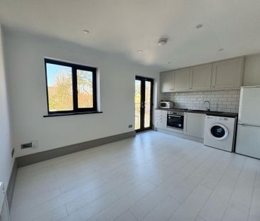 The Avenue, Worcester Park - Photo 2