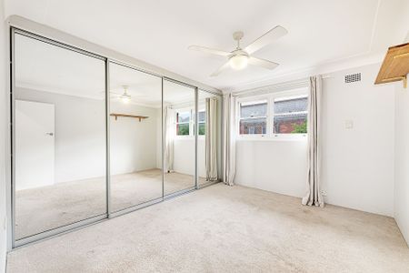 Unfurnished Two Bedroom Apartment With Tandem Off Street Parking - Photo 2