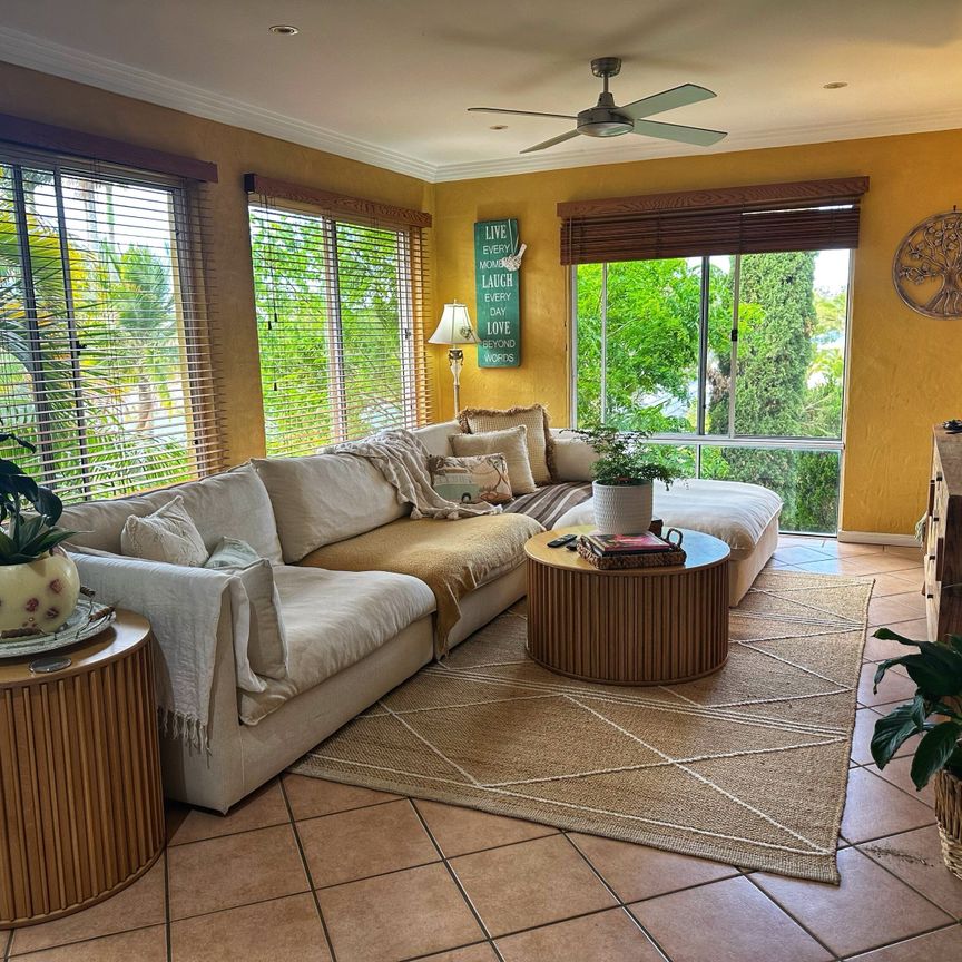 Helensvale - Photo 1