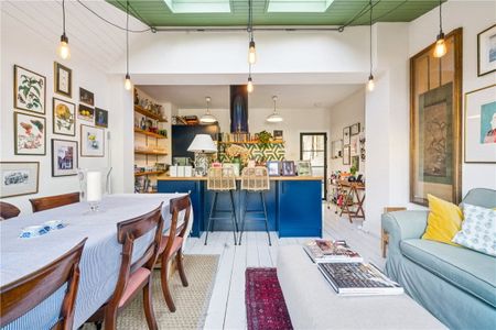 Delightful three-bedroom Victorian terraced house, beautifully presented throughout with a large extended kitchen and dining room leading on to a pretty private garden. Close to Tooting Broadway tube (Northern Line), St Georges Hospital and great schools. - Photo 3