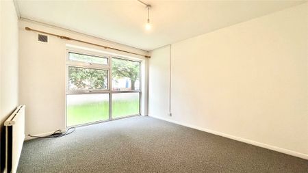 2 bedroom Flat in Allison Court, Reading - Photo 4