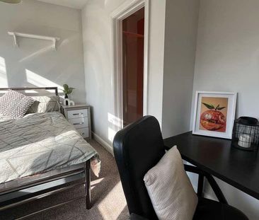 Bed En-suite Student Property / Available Now, LN5 - Photo 2