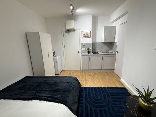 Studio Flat, Creswick Road, W3 - Photo 1