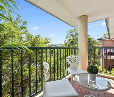 Modern & Spacious Three-Bedroom Apartment in Prime Kensington Location - Photo 1
