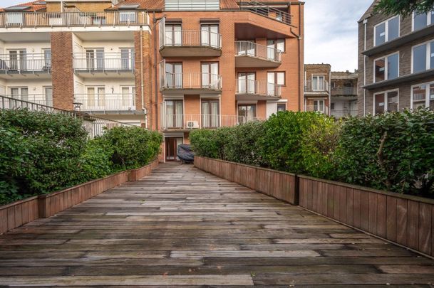 Zeer ruim gemeubeld appartement op wandelafstand van de Zee en de Dumortierlaan! - Photo 1