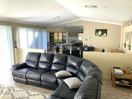 Executive home high on the hill in Steele Court - Photo 2