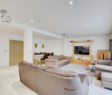Duncan Way, Bushey - Photo 1
