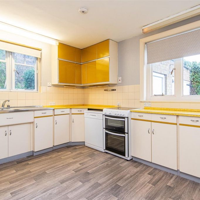 4 bed House - Detached To Let - Photo 1