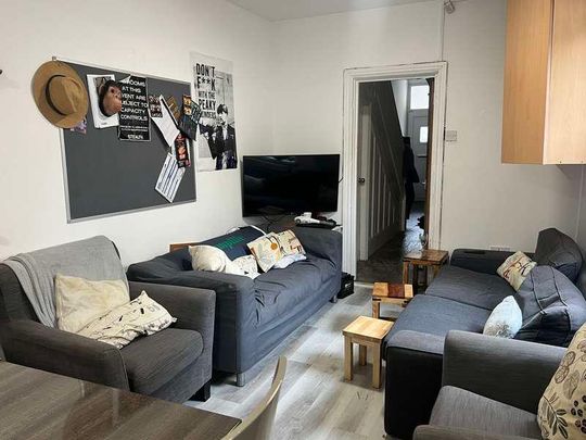 Arthur Avenue: Bed Student House, NG7 - Photo 1