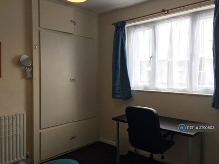 1 bedroom in a house share to rent - Photo 3