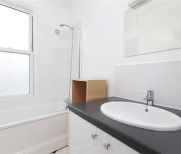 2 bedroom flat in Clapham - Photo 1