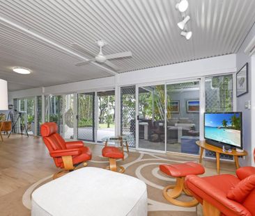 Tropical Hideaway with the Beach in your Front Yard - 10kW Solar - ... - Photo 2