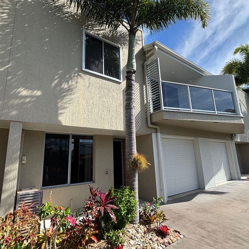 BEAUTIFUL RENOVATED TOWNHOUSE CLOSE TO BEACH - Photo 1