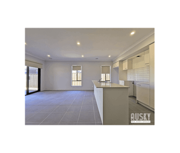 For Lease 4 Bedrooms House with Superb Location in Werribee - Photo 5