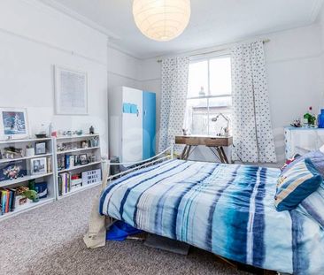 3 Bedroom, 1 bath, 1 reception Flat - Photo 6