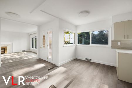 House in West Vancouver, BC - Photo 4