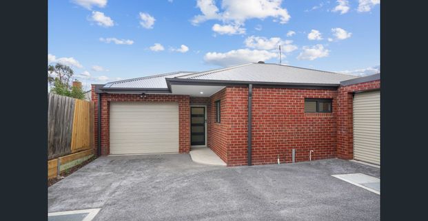 Bright, Modern 2-Bedroom in Northland’s Heart - Photo 1