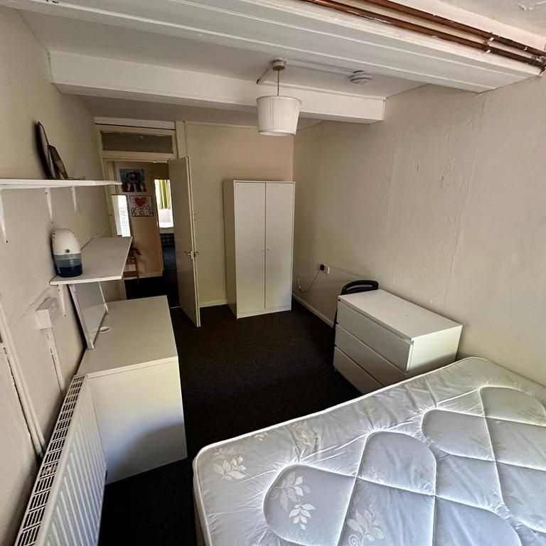 4 bedroom flat to rent - Photo 1