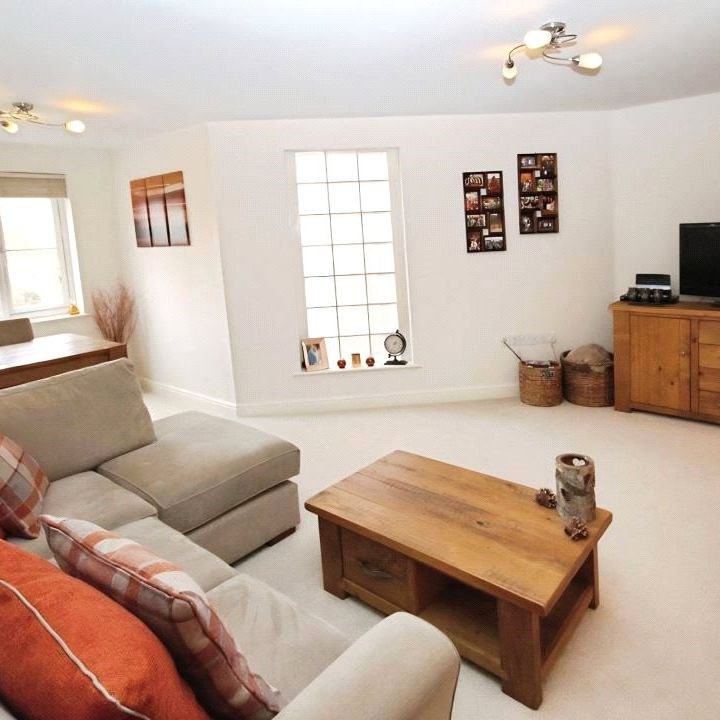 Goldsworth Road, Woking, Surrey, GU21 6LF - Photo 1